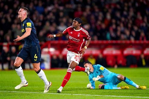 Nottingham Forest contra Newcastle United